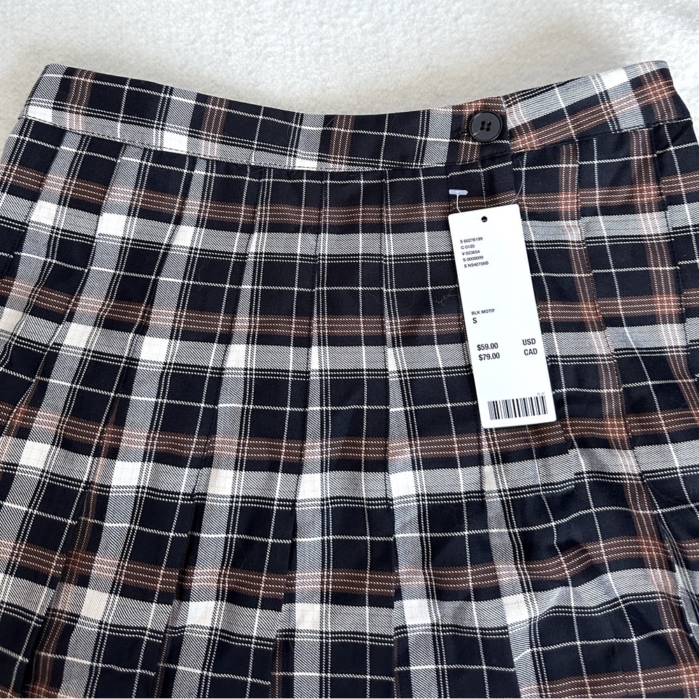 NWT Urban Outfitters Black and White Pleated Skater Mini Skirt - Picture 4 of 6